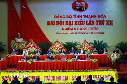 Đoàn Chủ tịch điều hành Đại hội đại biểu Đảng bộ tỉnh Thanh Hóa lần thứ 20, nhiệm kỳ 2025-2030. (Ảnh: Dương Giang/TTXVN)