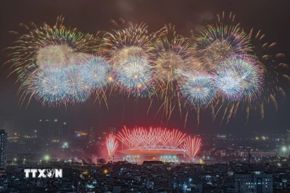 Màn pháo hoa tổng duyệt chào mừng Đại hội đại biểu toàn quốc lần thứ XIV của Đảng. (Ảnh: Lê Đông/TTXVN)