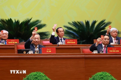Đại hội biểu quyết thông qua dự thảo điều chỉnh chương trình Đại hội. (Ảnh: TTXVN)