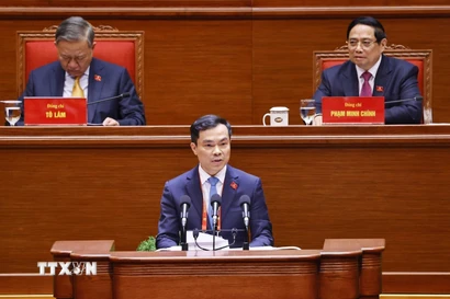 Đồng chí Nguyễn Mạnh Hùng, Phó Giám đốc Học viện Chính trị quốc gia Hồ Chí Minh, trình bày tham luận “Hoàn thiện lý luận về đường lối đổi mới của Đảng trong kỷ nguyên vươn mình của dân tộc”. (Ảnh: TTXVN)