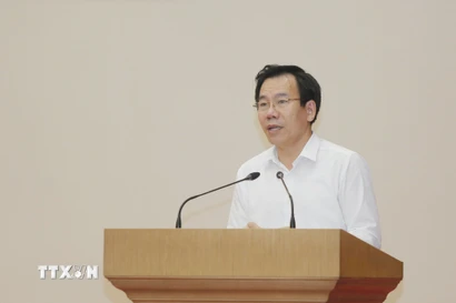 Trưởng Ban Tuyên giáo và Dân vận Tỉnh ủy lào Cai Dương Đức Huy thông tin về Đại hội. (Ảnh: Đinh Thùy/TTXVN)