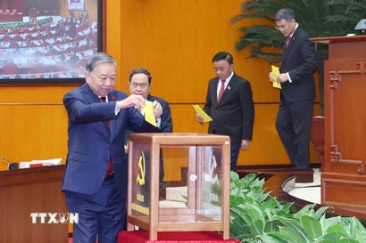 Các đồng chí Ủy viên Bộ Chính trị khóa XIV bỏ phiếu bầu Tổng Bí thư. (Ảnh: TTXVN)