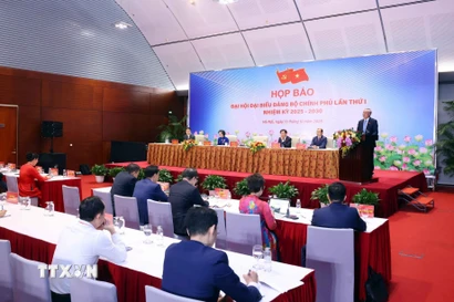 Đồng chí Nguyễn Hòa Bình, Ủy viên Bộ Chính trị, Phó Bí thư Thường trực Đảng ủy, Phó Thủ tướng Thường trực Chính phủ thông tin về kết quả Đại hội đại biểu Đảng bộ Chính phủ lần thứ nhất, nhiệm kỳ 2025-2030. (Ảnh: Phạm Kiên/TTXVN)