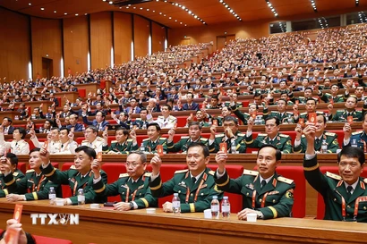 Các đại biểu biểu quyết thông qua danh sách bầu cử Ban Chấp hành Trung ương Đảng khóa XIV. (Ảnh: TTXVN)