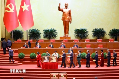 Các đồng chí lãnh đạo Đảng, Nhà nước bỏ phiếu bầu Ban Chấp hành Trung ương Đảng khóa XIV. (Ảnh: TTXVN)