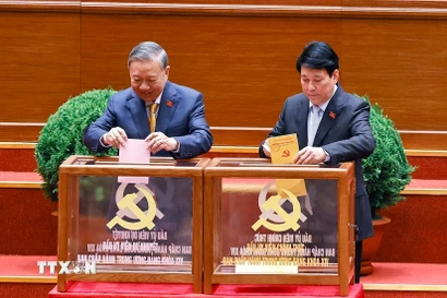 Tổng Bí thư Tô Lâm cùng các đồng chí lãnh đạo Đảng và Nhà nước bỏ phiếu bầu Ban Chấp hành Trung ương Đảng khóa XIV. (Ảnh: TTXVN)