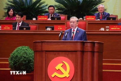 Tổng Bí thư Tô Lâm trình bày Báo cáo của Ban Chấp hành Trung ương Đảng khóa XIII về các văn kiện trình Đại hội XIV của Đảng. (Ảnh: TTXVN)