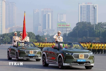 Xe chỉ huy và Tổ Công an kỳ dẫn đầu đội hình đại diện cho các lực lượng tham gia bảo vệ Đại hội Đảng toàn quốc lần thứ XIV. (Ảnh: Phạm Kiên/TTXVN)