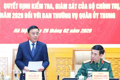 Thường trực Ban Bí thư Trần Cẩm Tú chủ trì Công bố quyết định kiểm tra, giám sát Ban Thường vụ Quân uỷ Trung ương. (Ảnh: Phương Hoa/TTXVN)