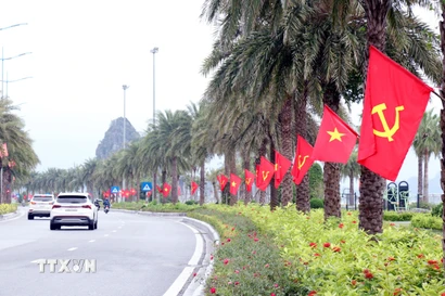 Pano, ápphích được dựng trên nhiều tuyến phố tại tỉnh Quảng Ninh. (Ảnh: Văn Đức/TTXVN)