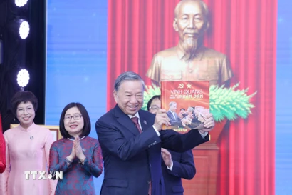 Tổng Bí thư Tô Lâm nhận sách ảnh "Vinh quang mãi mãi thuộc về Nhân dân" từ lãnh đạo Thông tấn xã Việt Nam trong Lễ kỷ niệm 80 năm thành lập Thông tấn xã Việt Nam ngày 13/9/2025. (Ảnh: Lâm Khánh/TTXVN)
