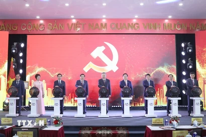 Tổng Bí thư Tô Lâm và các đại biểu thực hiện nghi thức khai trương trang thông tin Đại hội đại biểu toàn quốc lần thứ XIV của Đảng. (Ảnh: Thống Nhất/TTXVN)