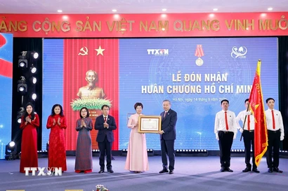Tổng Bí thư Tô Lâm trao Huân chương Hồ Chí Minh lần thứ ba cho Thông tấn xã Việt Nam. (Ảnh: Doãn Tấn/TTXVN)