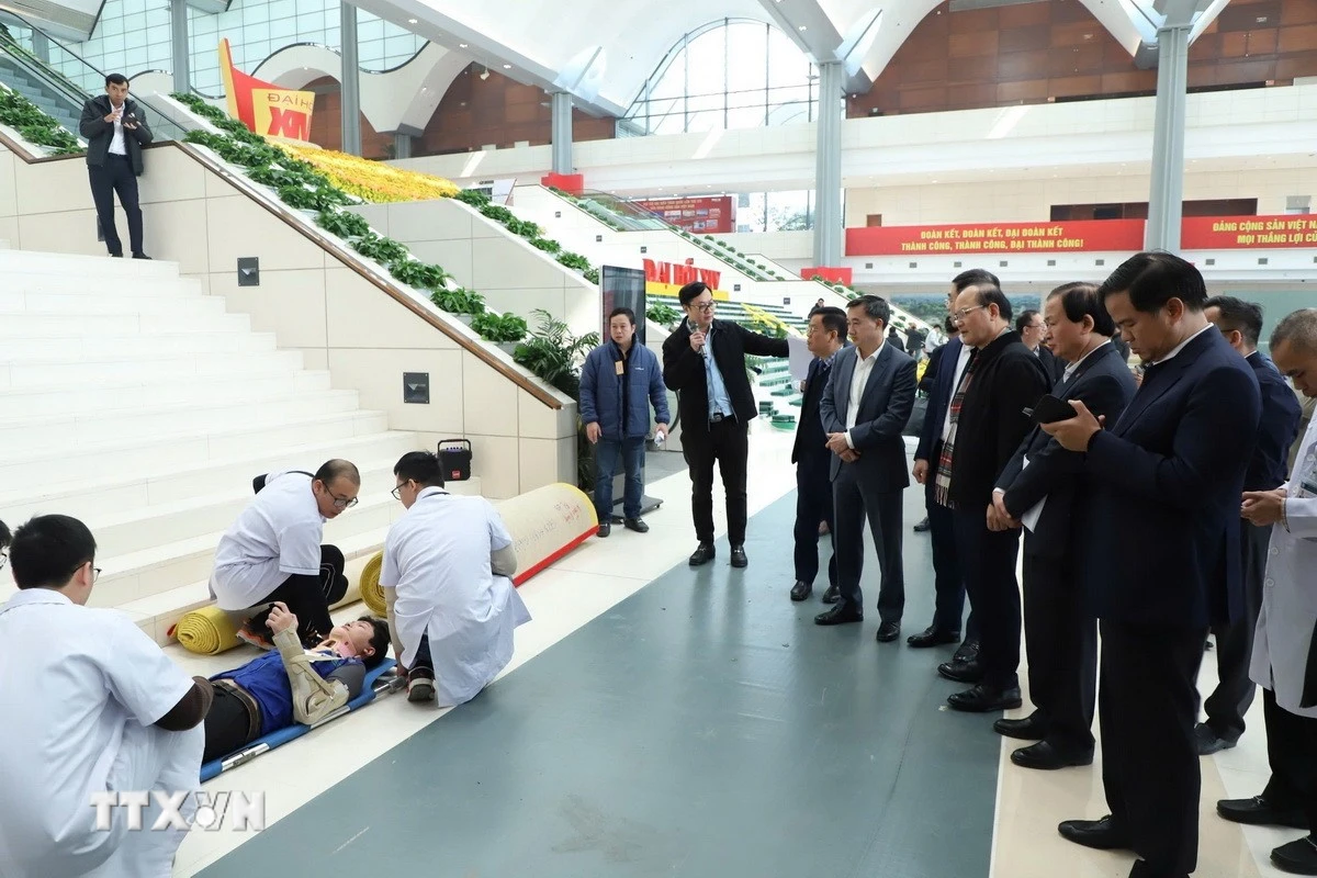 Diễn tập tình huống cấp cứu. (Ảnh: Lê Hảo/TTXVN)