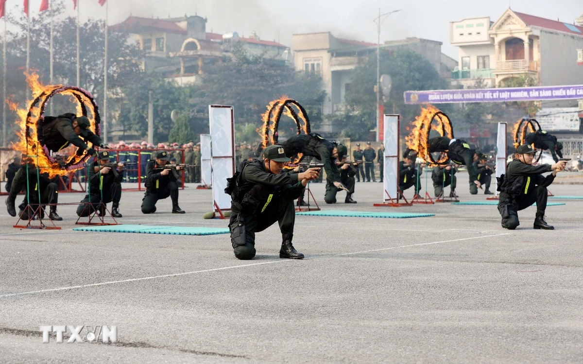 Huấn luyện bắn súng kết hợp vận động chiến đấu kết hợp thực hành kỹ thuật đột nhập nhà được tổ chức chặt chẽ, bảo đảm an toàn, chính xác và phù hợp với yêu cầu thực tiễn nhiệm vụ. (Ảnh: Tạ Toàn/TTXVN)