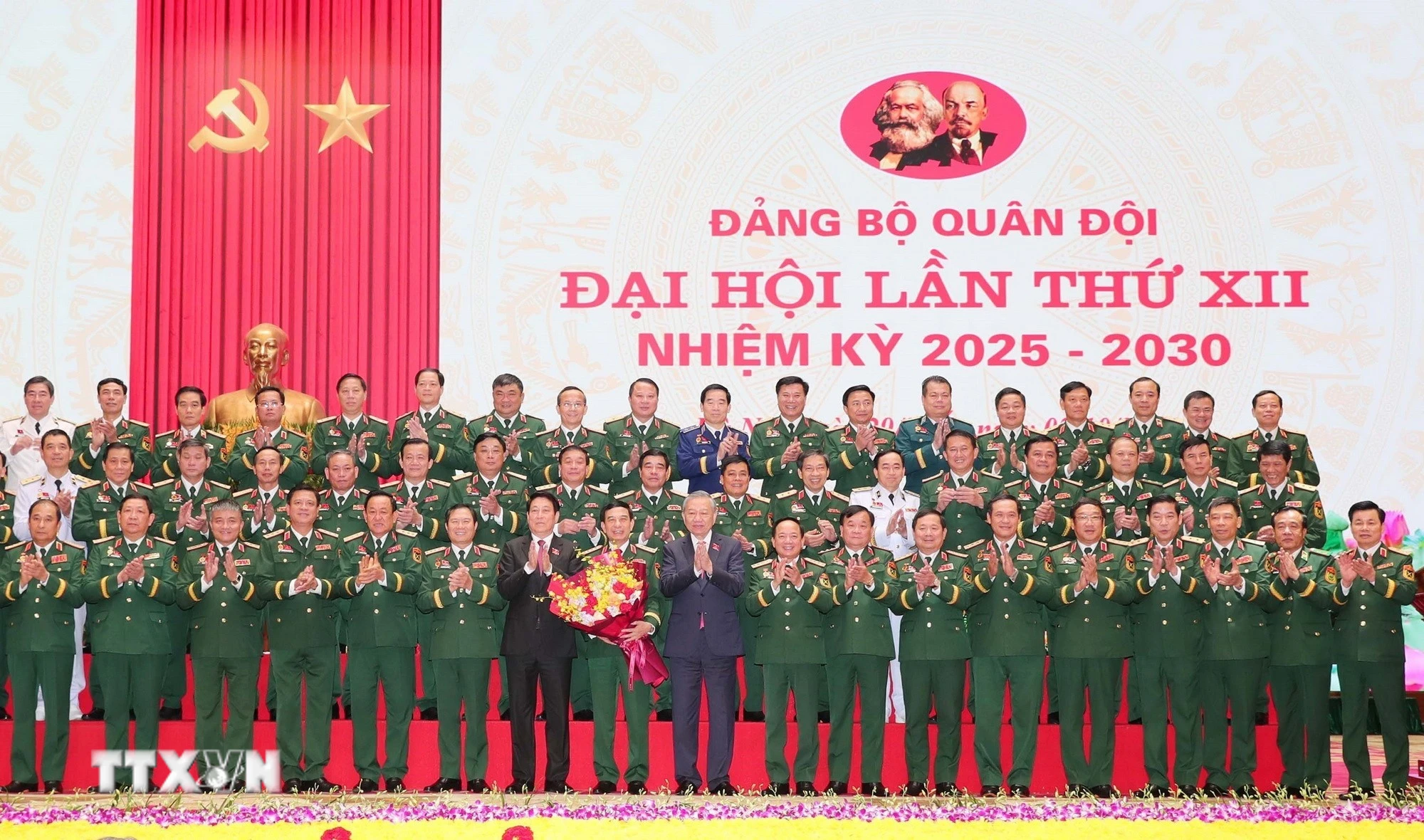 Tổng Bí thư Tô Lâm và Chủ tịch nước Lương Cường với các đại biểu được bầu đi dự Đại hội đại biểu toàn quốc lần thứ XIV của Đảng. (Ảnh: Trọng Đức/TTXVN)