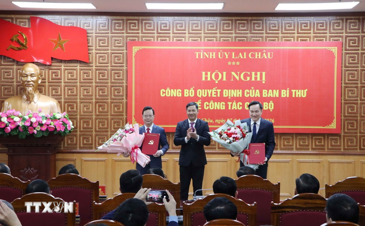 Ông Nguyễn Thành Tâm, Phó trưởng Ban Tổ chức Trung ương, trao quyết định của Ban Bí thư về việc điều động, bổ nhiệm và chuẩn y hai Phó Bí thư Tỉnh ủy Lai Châu. (Ảnh: Nguyễn Oanh/TTXVN)
