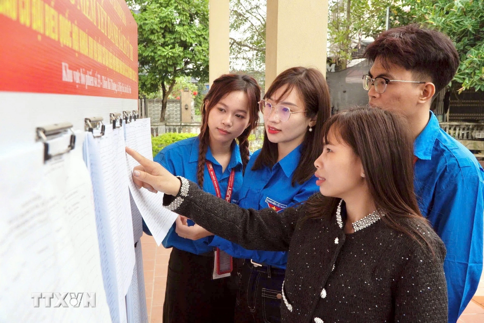 Đoàn viên, thanh niên xã Hiệp Hòa (Bắc Ninh) tuyên truyền, hướng dẫn người dân tham gia bầu cử đại biểu Quốc hội khóa XVI và đại biểu HĐND các cấp nhiệm kỳ 2026 - 2031. (Ảnh: Đồng Thúy/TTXVN)