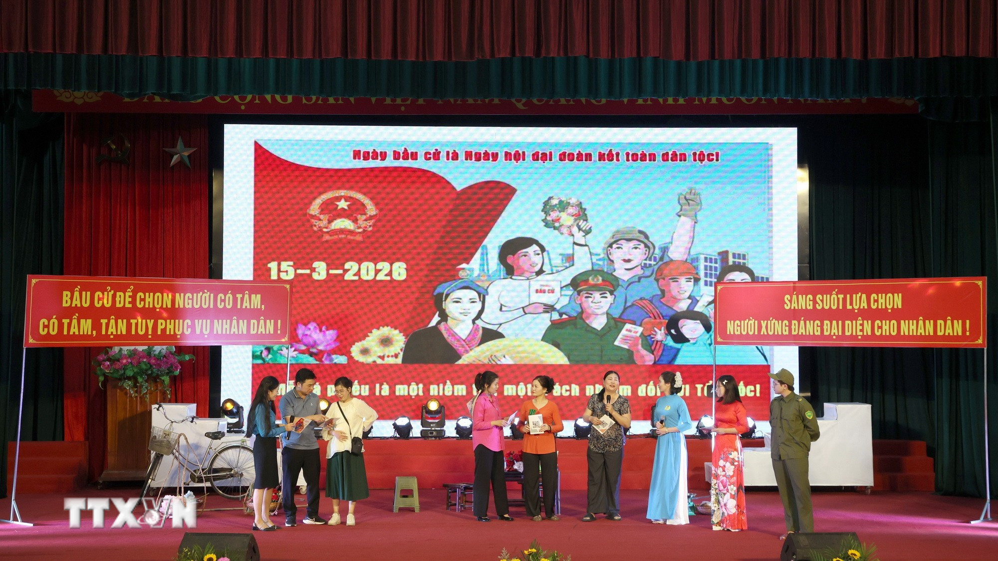 Tiểu phẩm tuyên truyền về bầu cử trong chương trình nghệ thuật với chủ đề “Ngày hội non sông - Niềm tin và trách nhiệm” do phường Bắc Giang tổ chức chào mừng cuộc bầu cử đại biểu Quốc hội khóa XVI và đại biểu HĐND các cấp nhiệm kỳ 2026–2031. (Ảnh: Đồng Thúy/TTXVN)