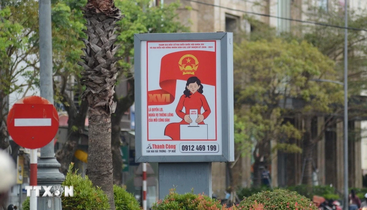 Các tuyến đường chính của thành phố Huế được trang hoàng tuyên truyền về công tác bầu cử. (Ảnh: Văn Dũng/TTXVN)