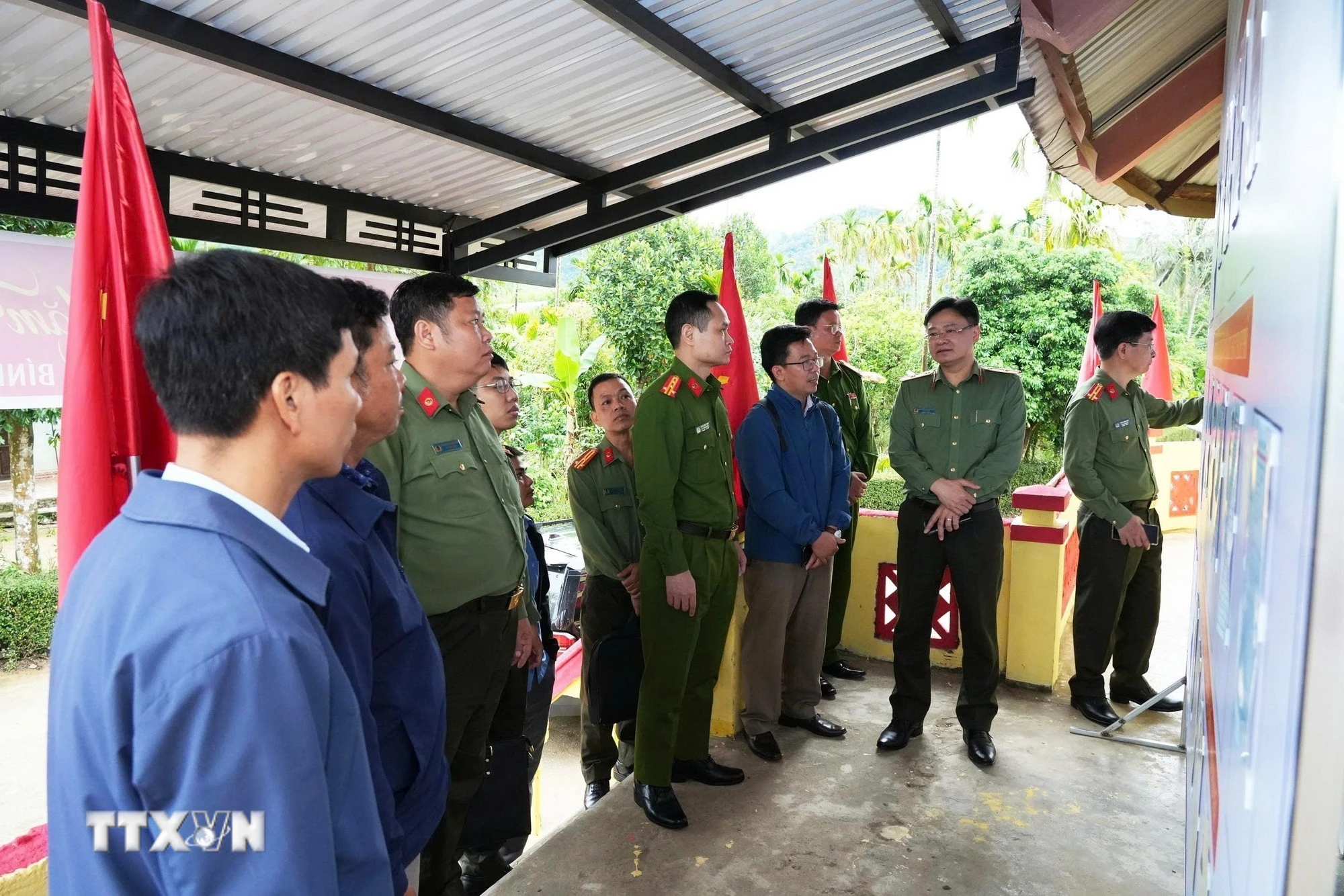 Thiếu tướng Nguyễn Thanh Tuấn (thứ 2 từ phải qua trái), Giám đốc Công an thành phố Huế kiểm tra công tác bảo đảm an ninh trật tự tại khu vực bỏ phiếu thuộc xã Nam Đông. (Ảnh: TTXVN phát)