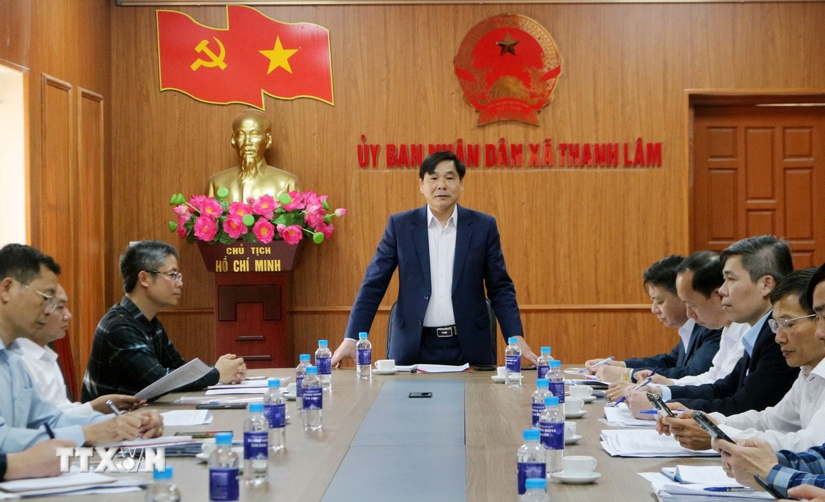 Phó Chủ tịch Ủy ban Nhân dân tỉnh Ninh Bình Nguyễn Anh Chức phát biểu chỉ đạo tại buổi làm việc với Ủy ban Bầu cử xã Thanh Lâm. (Ảnh: Nguyễn Chinh/TTXVN)