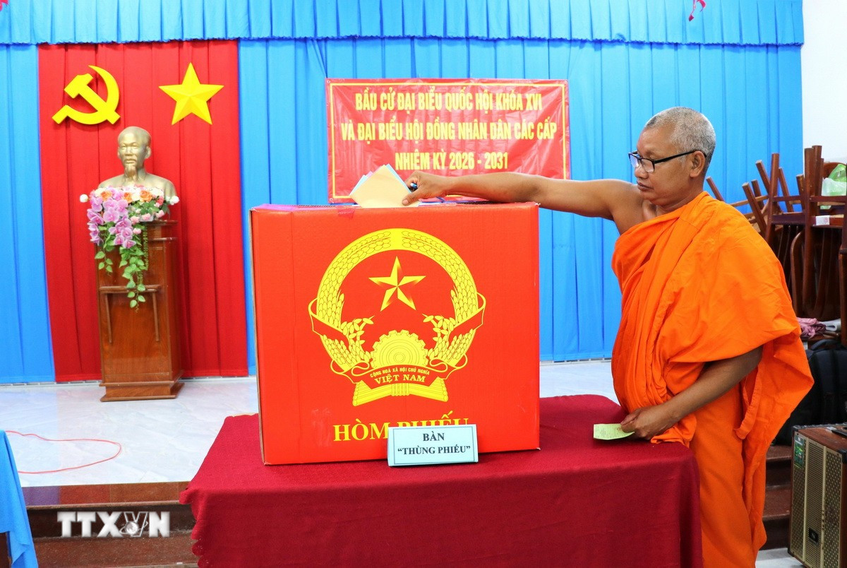 Các vị sư sãi đi bầu tại điểm khu vực bỏ phiếu ấp Hương Phụ A, xã Châu Thành, tỉnh Vĩnh Long. (Ảnh: Thanh Hòa/TTXVN)