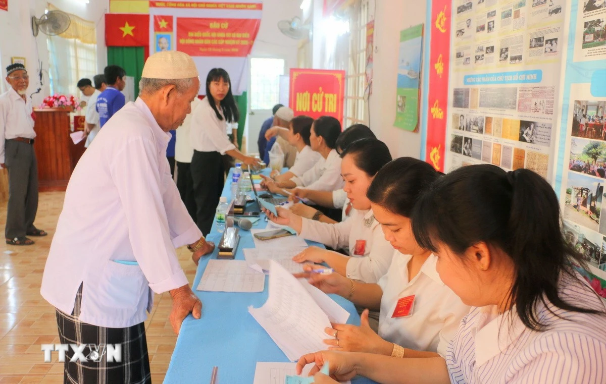 Cử tri là người dân tộc Chăm theo đạo Hồi Islam tại ấp Bình Di, xã Khánh Bình (tỉnh An Giang) tham gia bầu cử. (Ảnh: Công Mạo/TTXVN)