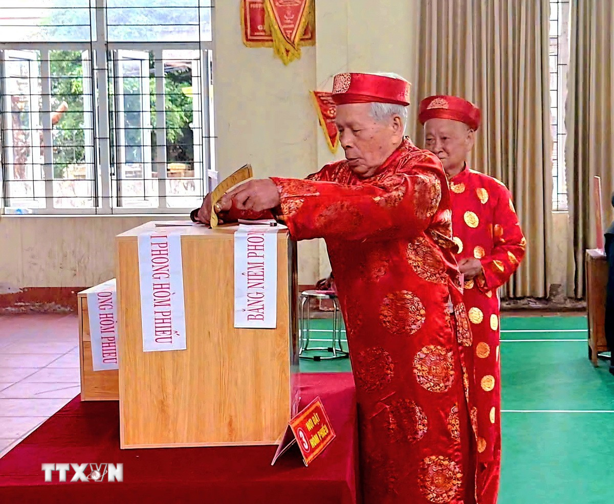 Các cụ cao niên phường Nếnh, Bắc Ninh, tham gia bầu cử. (Ảnh: Đồng Thúy/TTXVN)