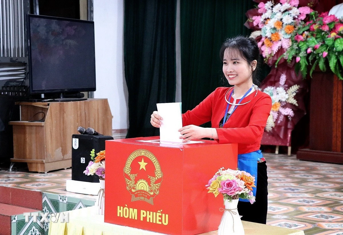 Cử tri dân tộc Mường, Phú Thọ, phấn khởi lần đầu tiên được đi bầu cử. (Ảnh: Thanh Hải/TTXVN)