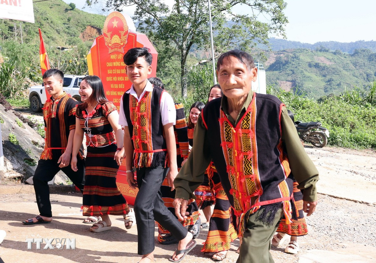 Đồng bào dân tộc Xê Đăng, xã Trà Linh, thành phố Đà Nẵng nô nức đến điểm bầu cử. (Ảnh: Trần Tĩnh/TTXVN)