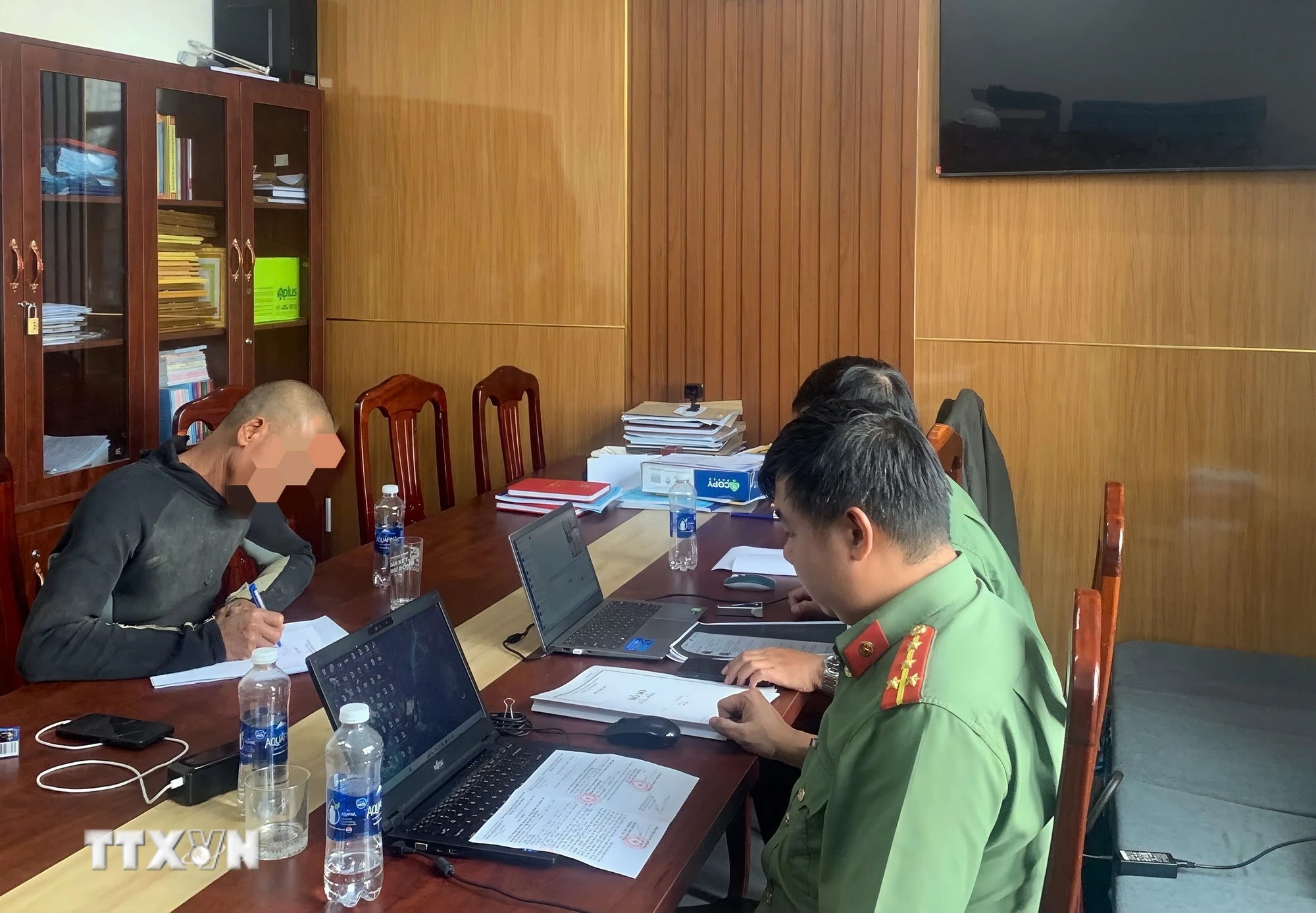 Đối tượng N.Đ.T làm việc với cơ quan công an vì đăng tải thông tin sai sự thật về bầu cử trên không gian mạng. (Ảnh: TTXVN phát)