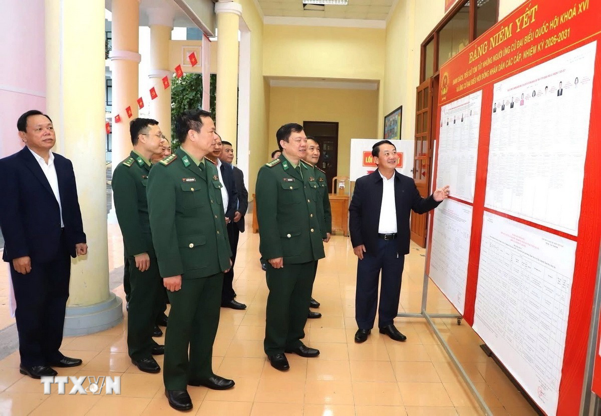 Bí thư Tỉnh ủy Tuyên Quang Hầu A Lềnh kiểm tra công tác chuẩn bị cho bầu cử ở điểm bỏ phiếu số 2, Bộ đội Biên phòng tỉnh. (Ảnh: TTXVN phát)
