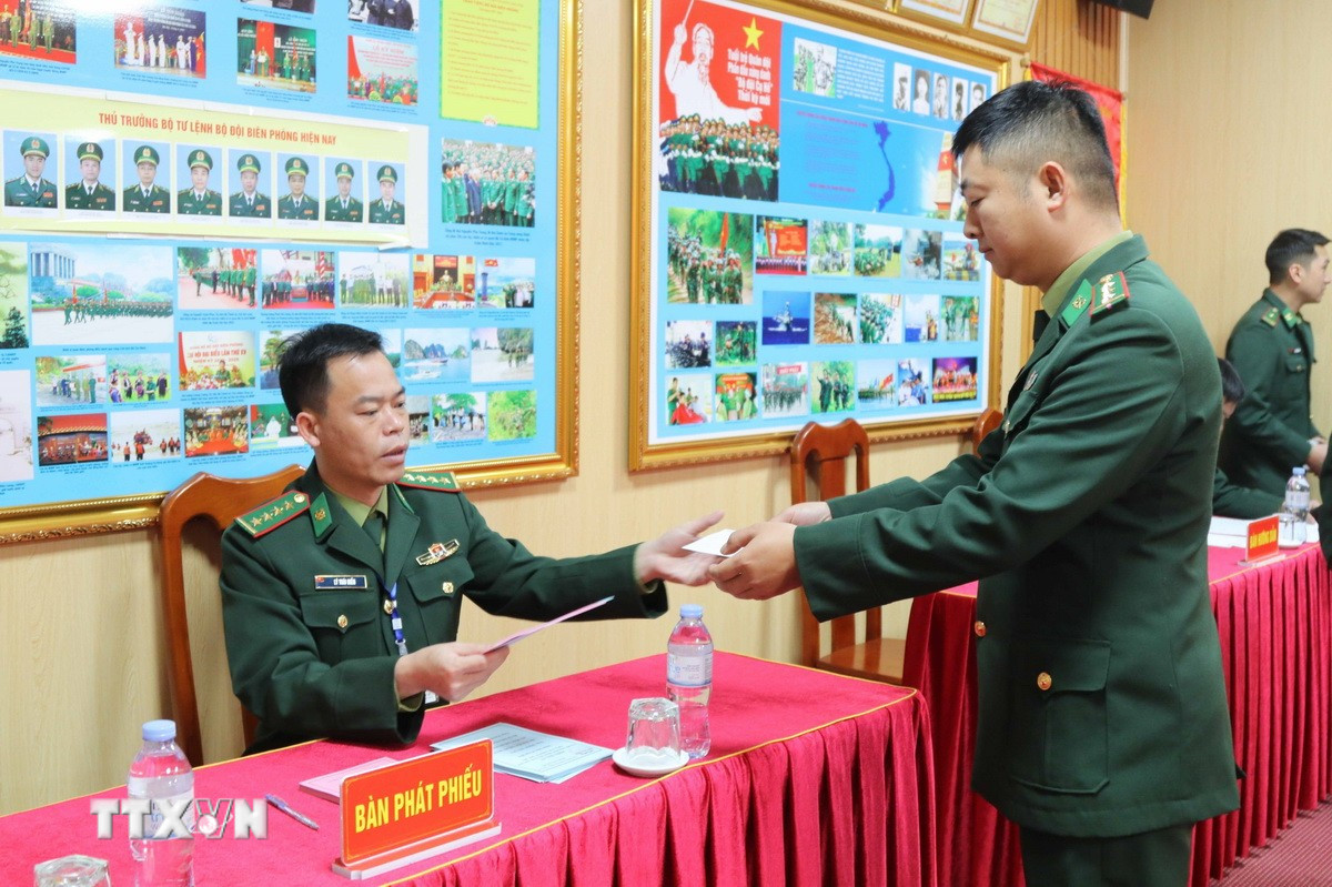 Cử tri Đồn Biên phòng cửa khẩu quốc tế Hữu Nghị, tỉnh Lạng Sơn nhận phiếu bầu cử. (Ảnh: Quang Duy/TTXVN)