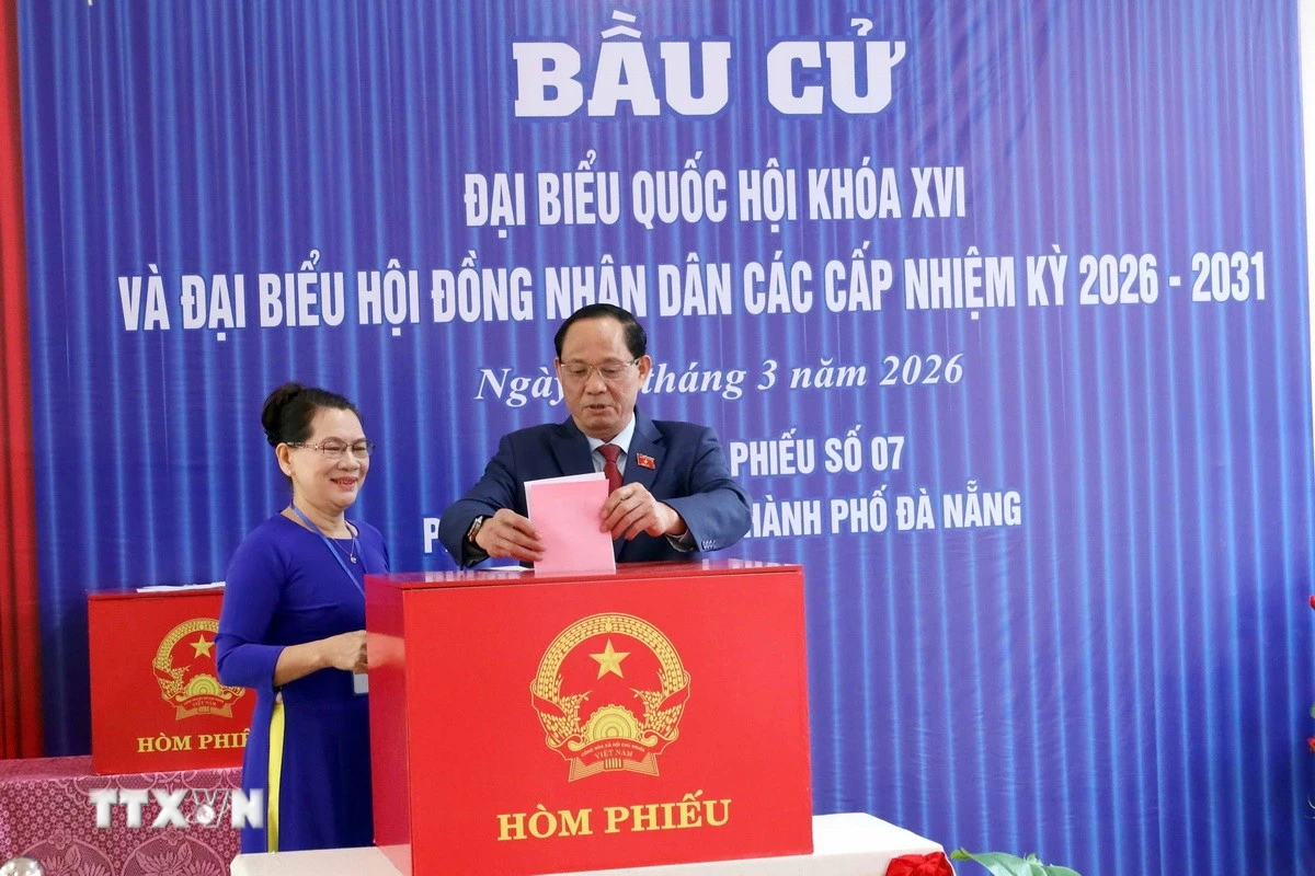 Phó Chủ tịch Quốc hội Trần Quang Phương bỏ phiếu bầu cử tại khu vực bỏ phiếu số 7, phường Hòa Xuân, thành phố Đà Nẵng. (Ảnh: Trần Lê Lâm/TTXVN)