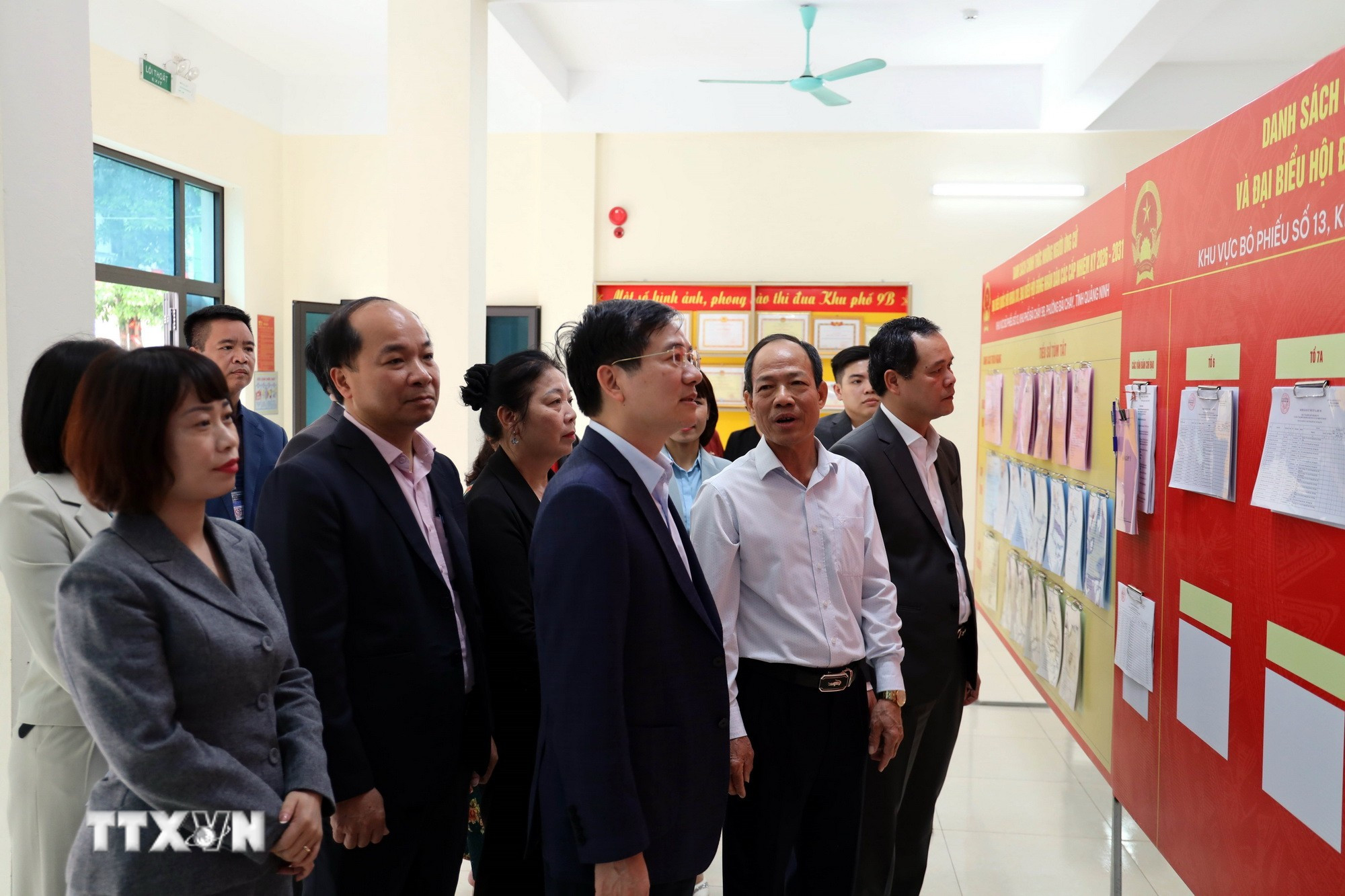 Phó Bí thư Tỉnh ủy, Chủ tịch Ủy ban MTTQ tỉnh Quảng Ninh Vũ Quyết Tiến (hàng đầu bên trái) cùng lãnh đạo tỉnh Quảng Ninh kiểm tra công tác chuẩn bị bầu cử tại khu vực bỏ phiếu số 13, khu phố Bãi Cháy 9B, phường Bãi Cháy. (Ảnh: Đức Hiếu/TTXVN)
