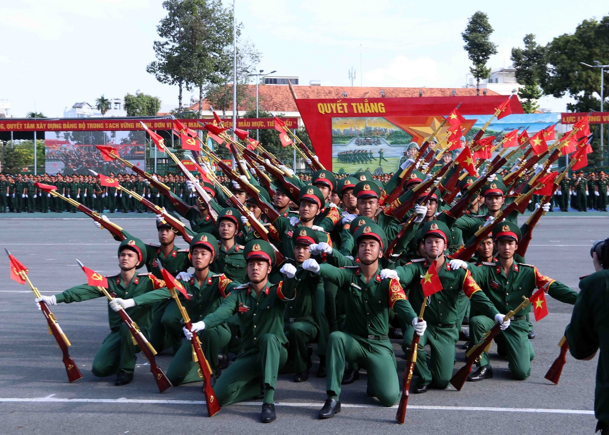 Chương trình biểu diễn múa súng tại lễ ra quân huấn luyện năm 2026. (Ảnh: Xuân Khu/TTXVN)