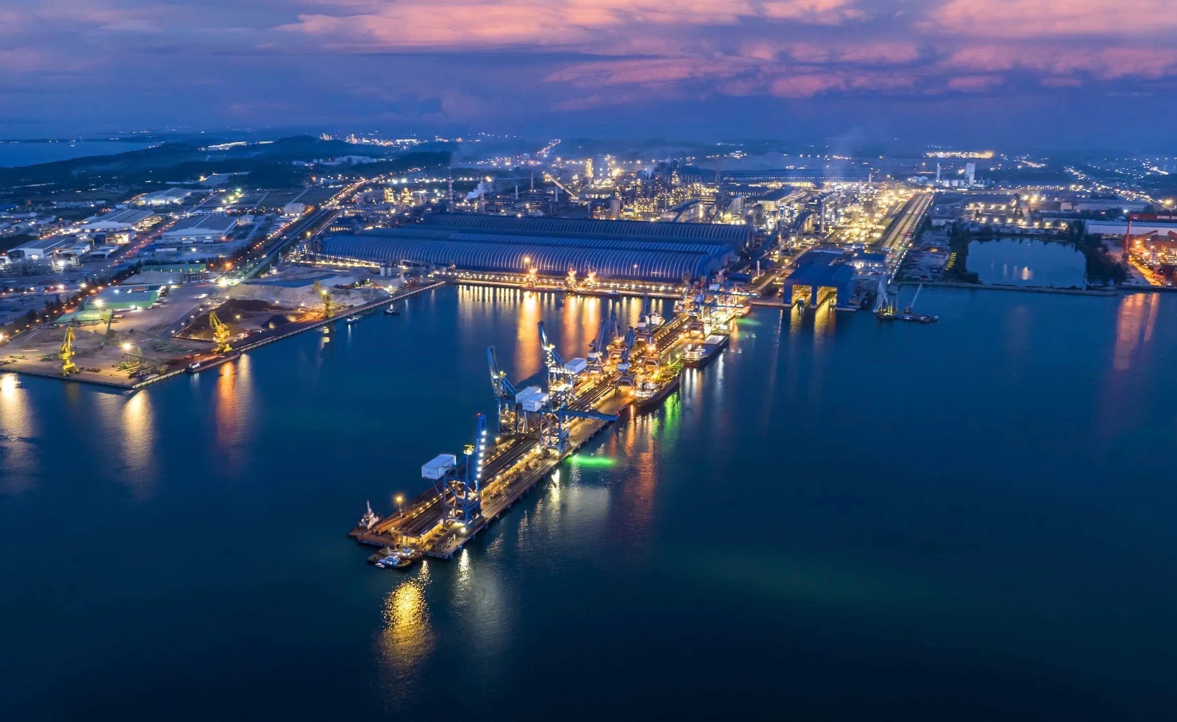 Công nghiệp dẫn dắt tăng trưởng kinh tế Quảng Ngãi. Trong ảnh: Cảng tổng hợp Công ty cổ phần Hòa Phát Dung Quất nằm trong khu kinh tế Dung Quất, Quảng Ngãi. (Ảnh: TTXVN phát)