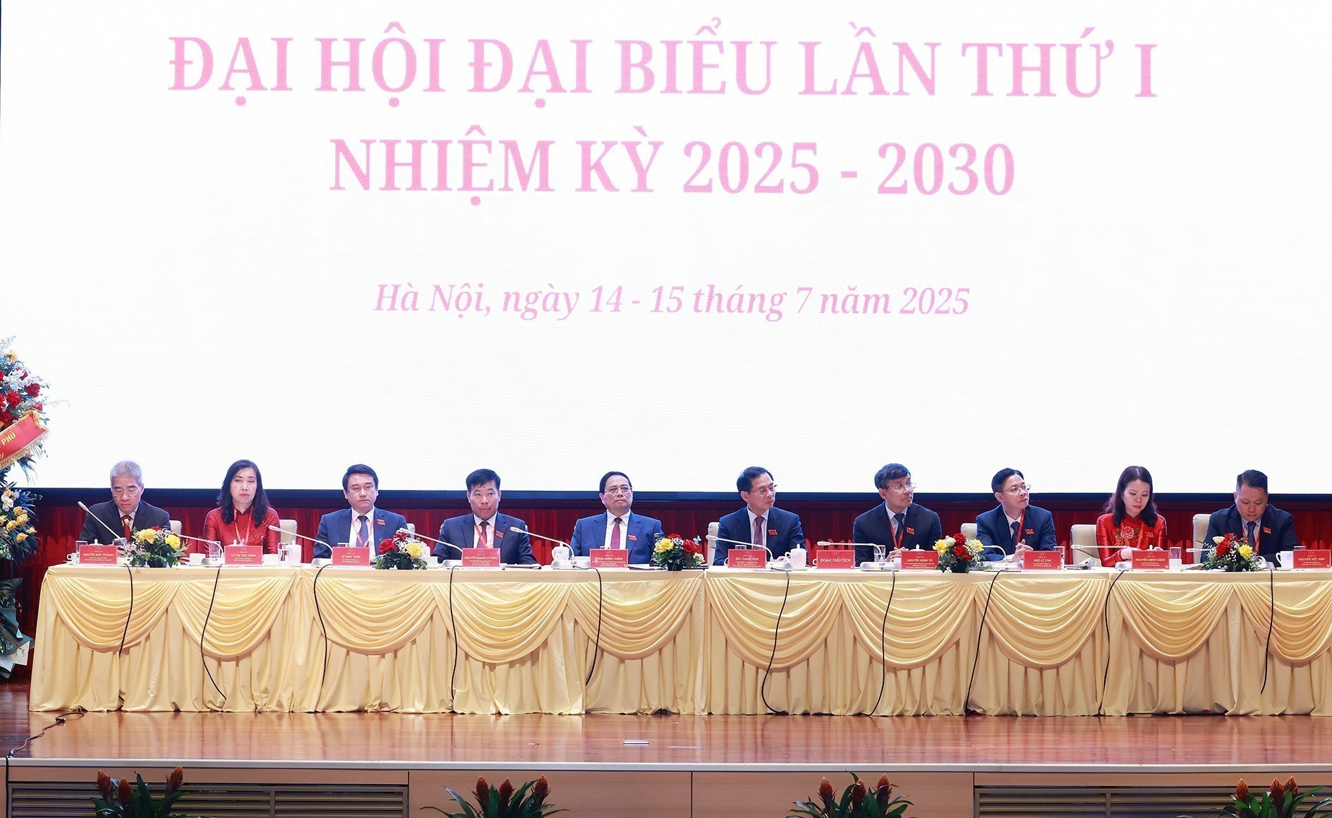 Thủ tướng Phạm Minh Chính và Đoàn Chủ tịch điều hành Đại hội đại biểu Đảng bộ Bộ Ngoại giao lần thứ nhất, nhiệm kỳ 2025-2030. (Ảnh: Dương Giang/TTXVN) thu-tuong-du-dai-hoi-dai-bieu-dang-bo-bo-ngoai-giao-nhiem-ky-2025-2030-03-07222025.jpg