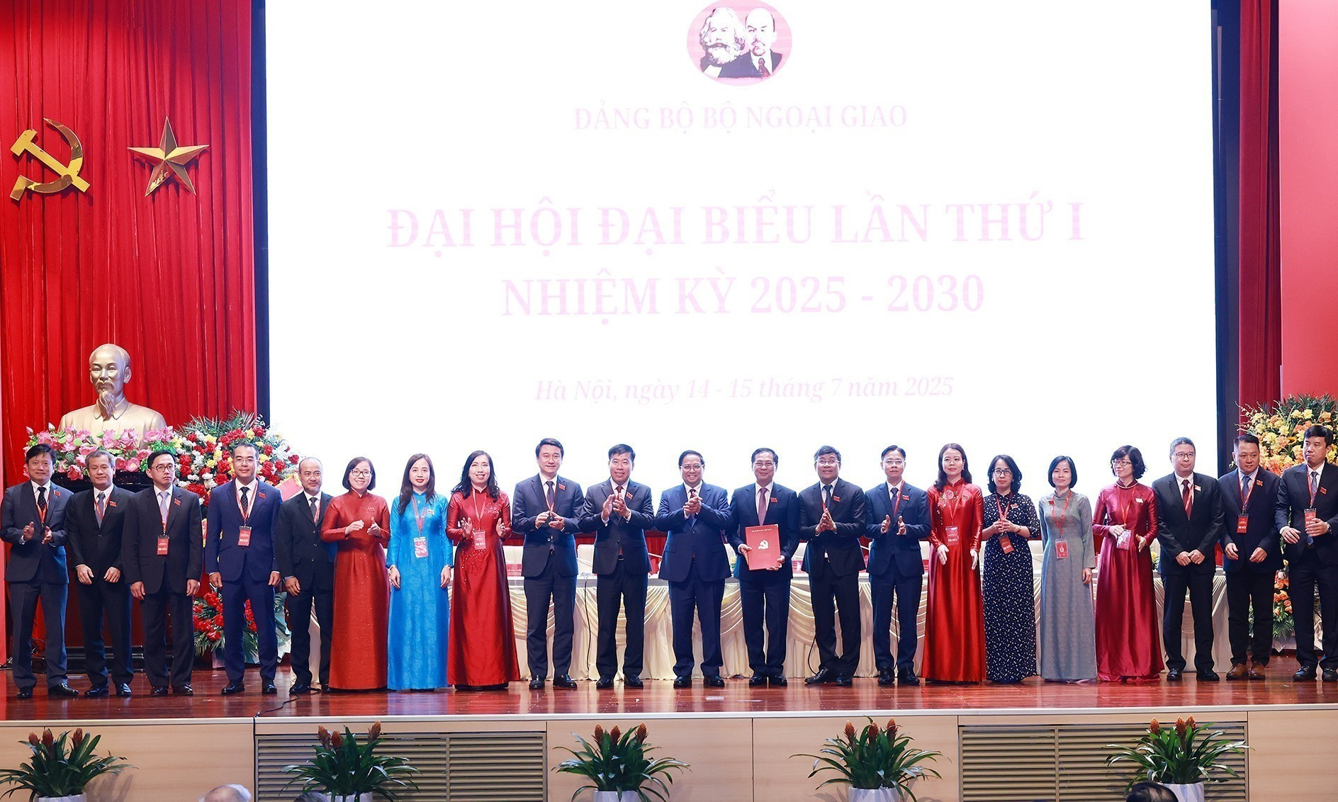 Thủ tướng Phạm Minh Chính với Ban Chấp hành Đảng bộ Bộ Ngoại giao nhiệm kỳ 2025-2030. (Ảnh: Dương Giang/TTXVN) thu-tuong-du-dai-hoi-dai-bieu-dang-bo-bo-ngoai-giao-nhiem-ky-2025-2030-04-07222025.jpg