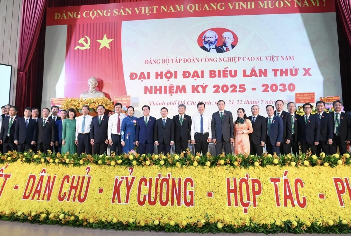 Ban Chấp hành Đảng bộ Tập đoàn Công nghiệp Cao su Việt Nam nhiệm kỳ 2025-2030 ra mắt Đại hội. (Ảnh: Xuân Anh/TTXVN) dai-hoi-dang-tap-doan-cao-su-07222025-03.jpg