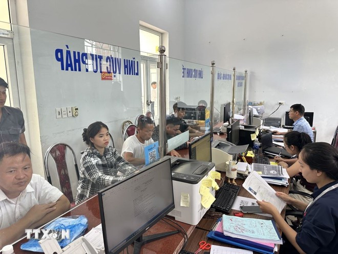 Cán bộ xã Đạo Trù giải quyết thủ tục hành chính cho người dân. (Ảnh: Nguyễn Thảo/TTXVN) 2407-vinh-phuc-daihoi-dang-02.jpg