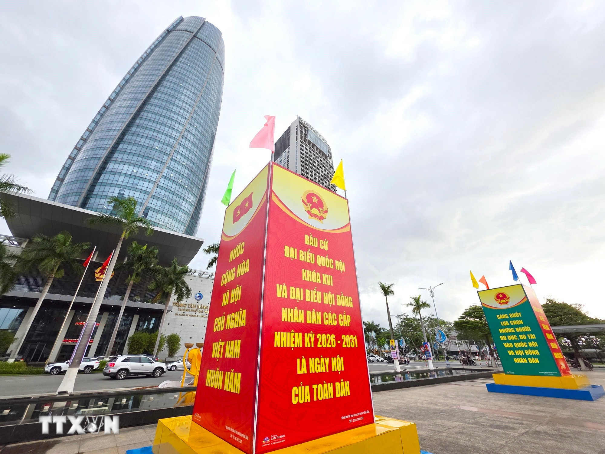 Các panô tuyên truyền về bầu cử được trang trí trang trọng tại khu trung tâm thành phố Đà Nẵng. (Ảnh: Trần Lê Lâm/TTXVN)