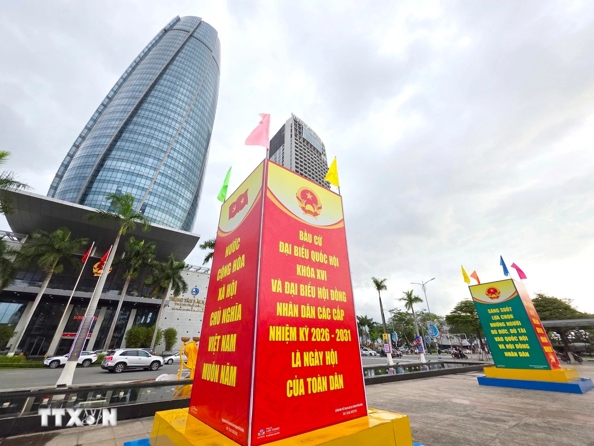 Các panô tuyên truyền về bầu cử được trang trí trang trọng tại khu trung tâm thành phố Đà Nẵng. (Ảnh: Trần Lê Lâm/TTXVN)