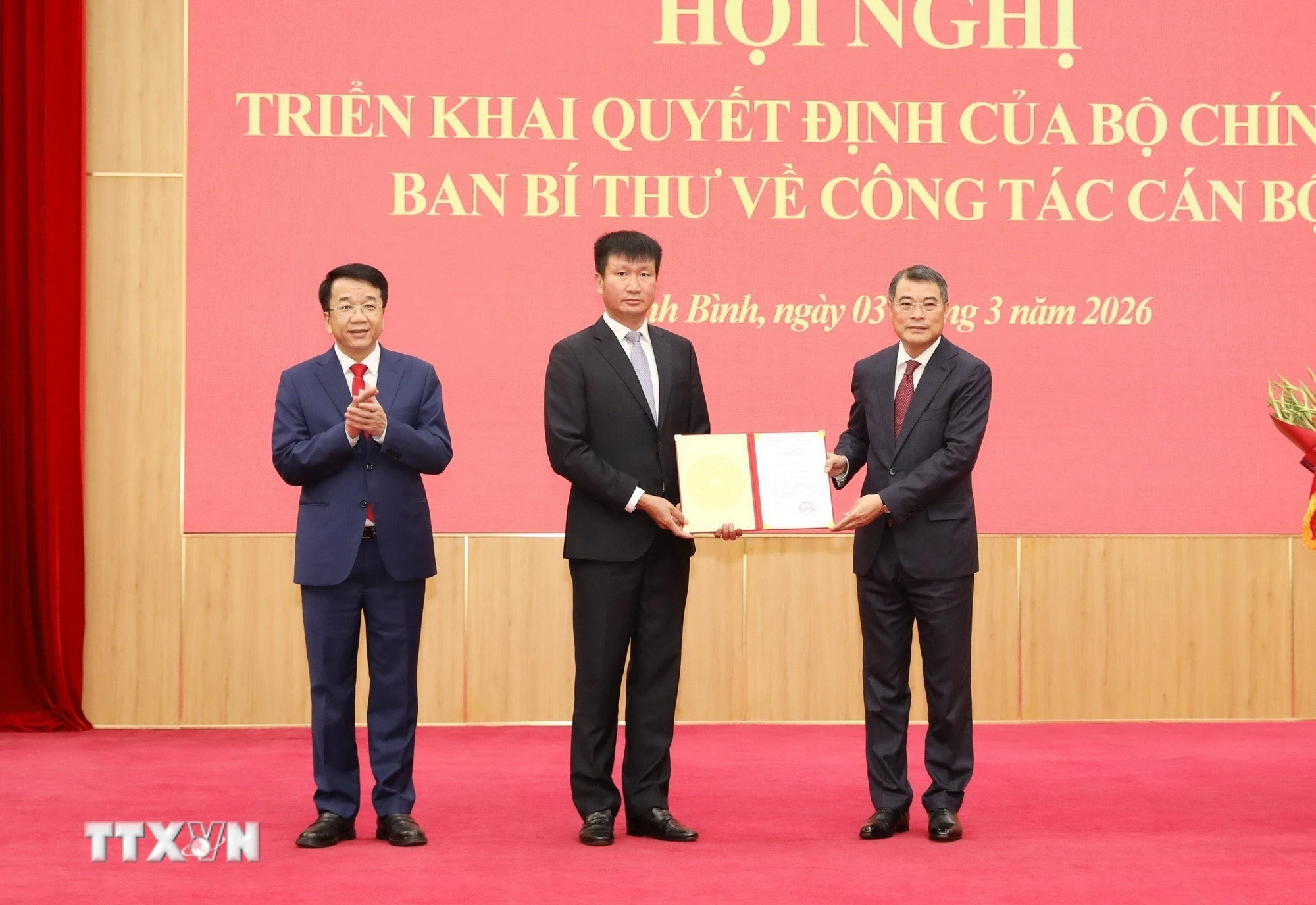 Đồng chí Lê Minh Hưng (phải), Ủy viên Bộ Chính trị, Bí thư Trung ương Đảng, Trưởng Ban Tổ chức Trung ương trao quyết định cho đồng chí Trần Huy Tuấn, Bí thư Tỉnh ủy Ninh Bình nhiệm kỳ 2025-2030. (Ảnh: Đức Phương/TTXVN)