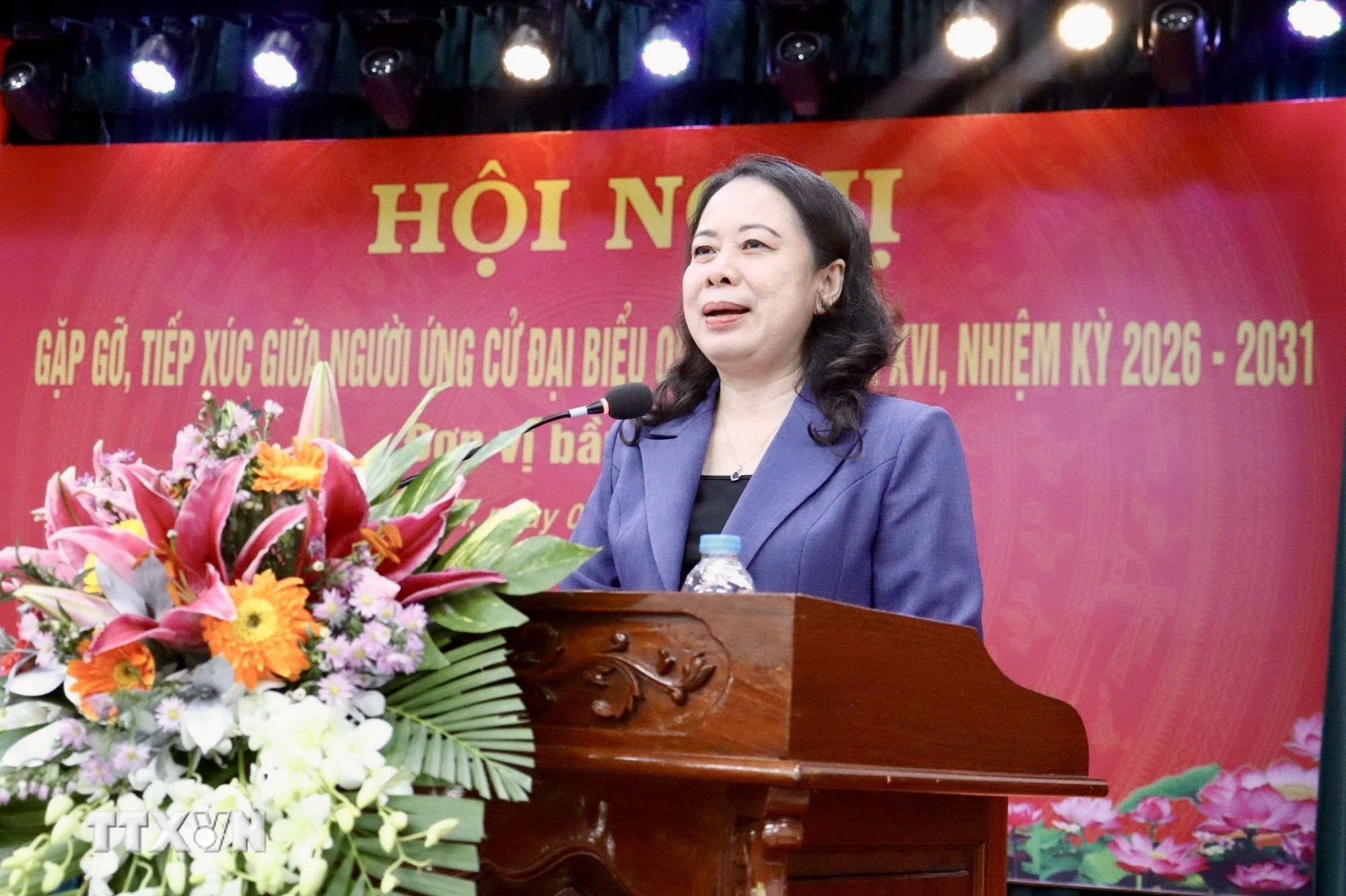 Bà Võ Thị Ánh Xuân, Bí thư Trung ương Đảng, Phó Chủ tịch nước, Phó Chủ tịch Hội đồng Bầu cử Quốc gia trình bày chương trình hành động tại buổi tiếp xúc cử tri. (Ảnh: Thanh Sang/TTXVN)