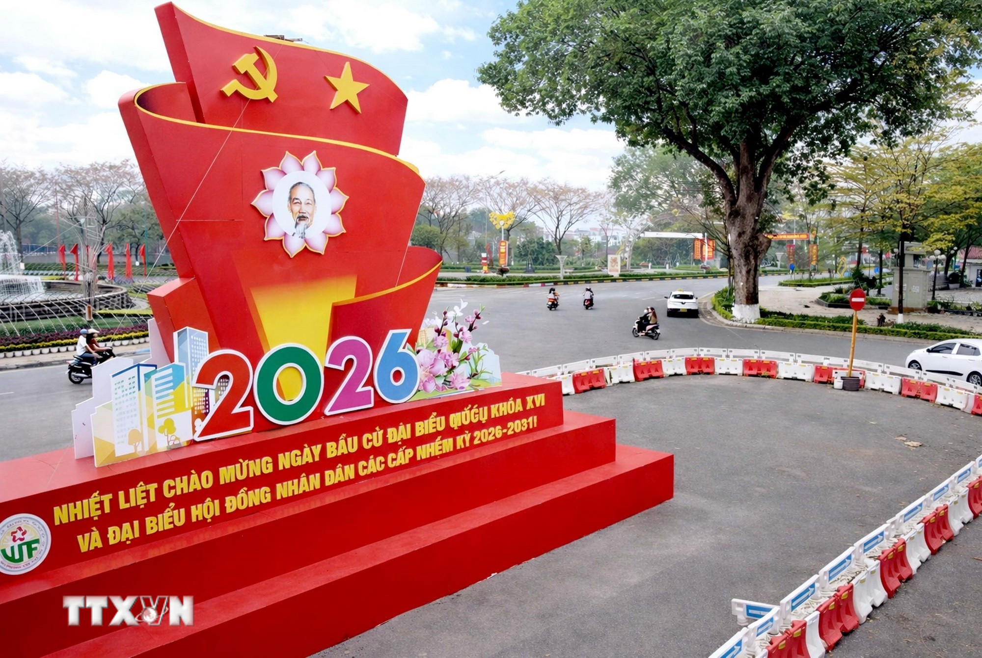 Tại Phú Thọ, nhiều cụm pano, khẩu hiệu tuyên truyền chào mừng Ngày bầu cử đại biểu Quốc hội khóa XVI và đại biểu Hội đồng Nhân dân các cấp nhiệm kỳ 2026-2031 được trang trí nổi bật tại các điểm trung tâm. (Ảnh: Hoàng Hùng/TTXVN)