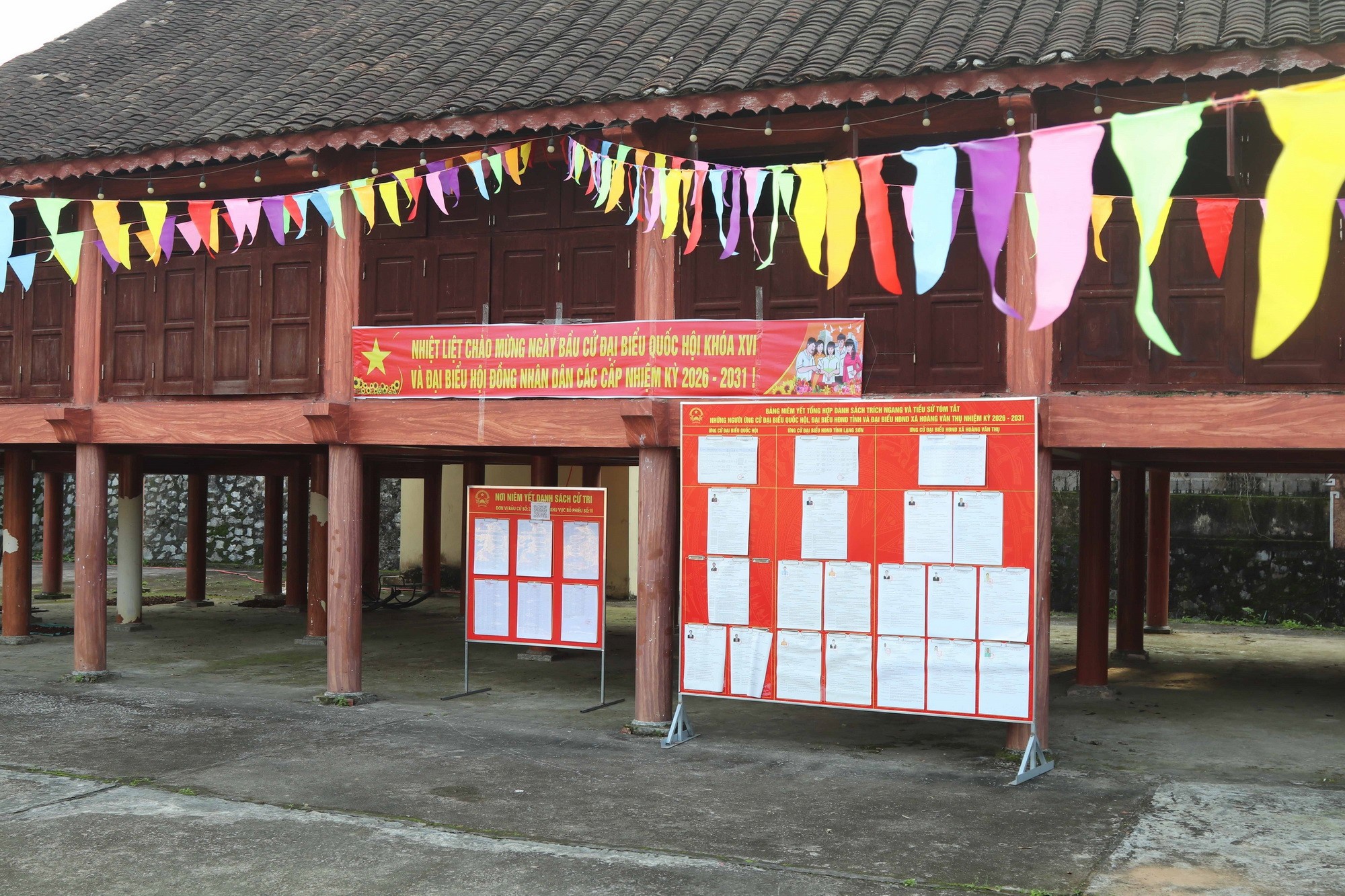 Đảng viên Chi bộ thôn Nam Quan, xã biên giới Đồng Đăng, tỉnh Lạng Sơn tuyên truyền hướng dẫn bầu cử tại nơi niêm yết danh sách những người ứng cử. (Ảnh: Quang Duy/TTXVN)