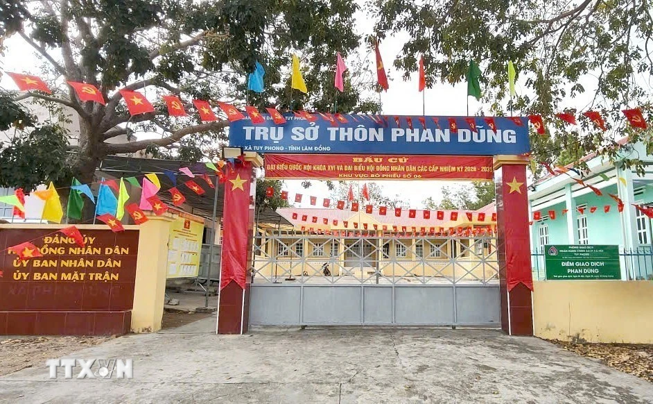 Khu vực Tổ bầu cử tại thôn Phan Dũng, xã Tuy Phong (Lâm Đồng), nơi thuần đồng bào Raglai sinh sống đã sẵn sàng cho Ngày bầu cử. (Ảnh: Nguyễn Thanh/TTXVN)