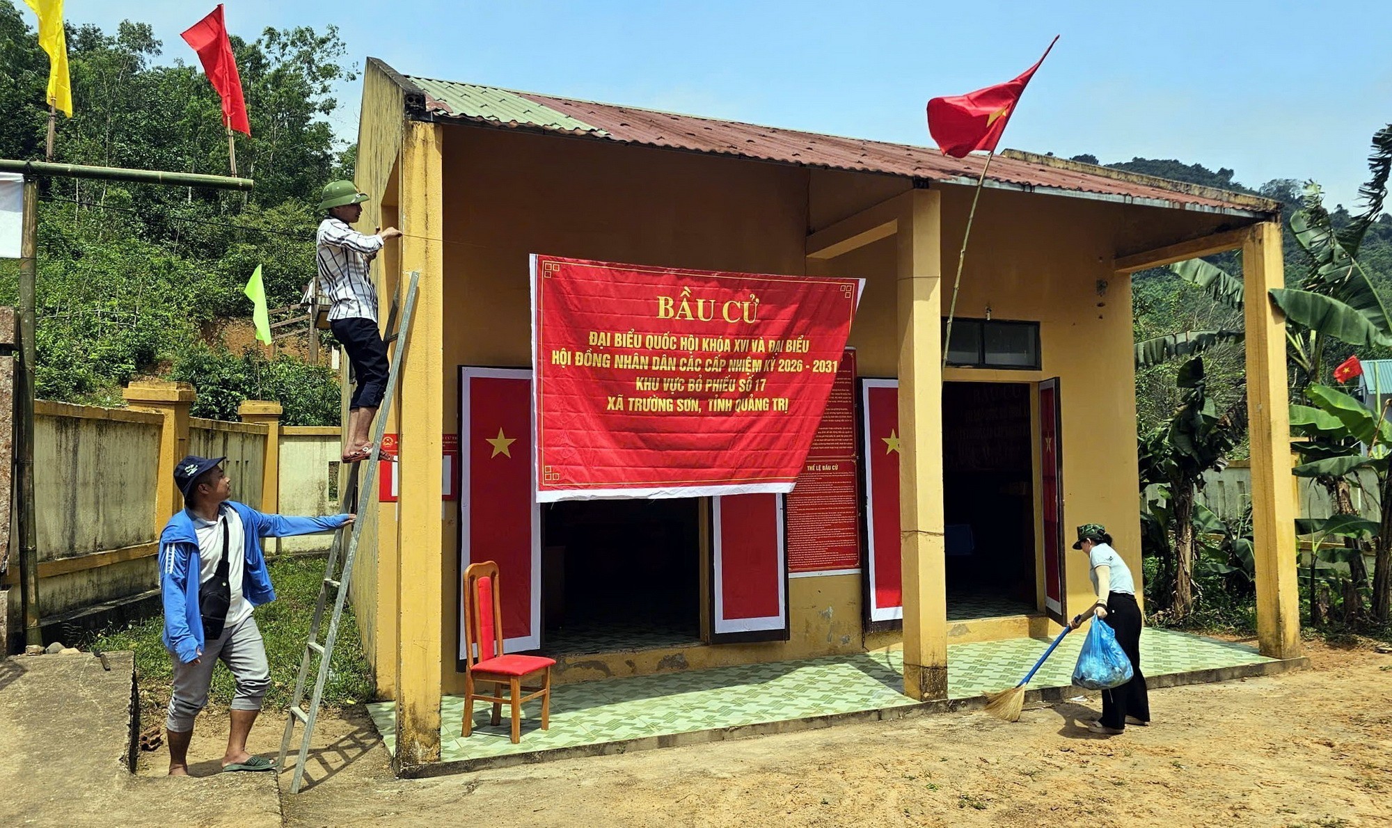 Bà con đồng bào Bru-Vân Kiều (bản Nước Đắng, xã Trường Sơn, Quảng Trị) trang trí khu vực bỏ phiếu, chuẩn bị sẵn sàng cho việc bỏ phiếu sớm vào ngày 8/3. (Ảnh: TTXVN phát)